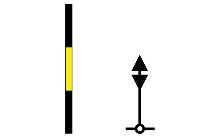 Itäviitta •	Väylä sijaitsee viitan itäpuolella. •	Viitan ylä- ja alaosa mustat, keskellä keltainen. •	Merikortissa kaksi mustaa kolmiota pohjat vastakkain.